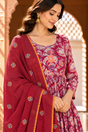 Suki Magenta Floral Print Kurta Set With Dupatta - detail close-up