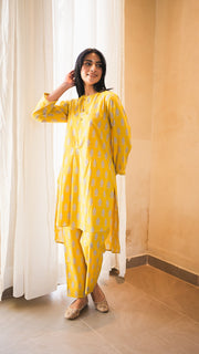 Yellow Paisley Print High-Low Kurta And Pant Set 3