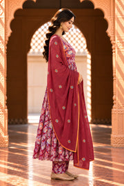 Suki Magenta Floral Print Kurta Set With Dupatta - side view