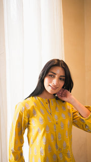 Yellow Paisley Print High-Low Kurta And Pant Set 5