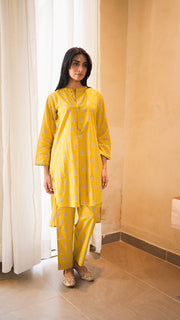 Yellow Paisley Print High-Low Kurta And Pant Set 2