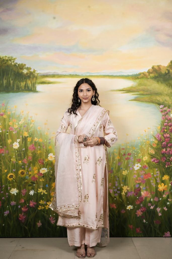 Shyra Peach  Straight Set