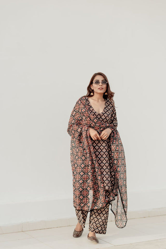 ARYA BLACK STRAIGHT SET