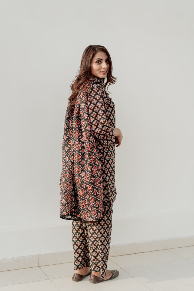 ARYA BLACK STRAIGHT SET