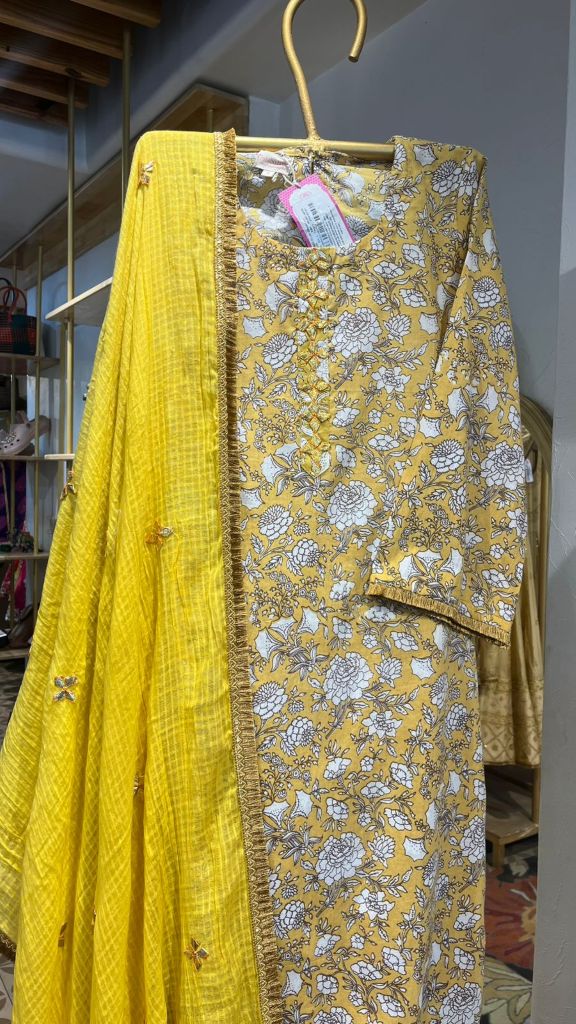 MARIGOLD YELLOOW STRAIGTH SET