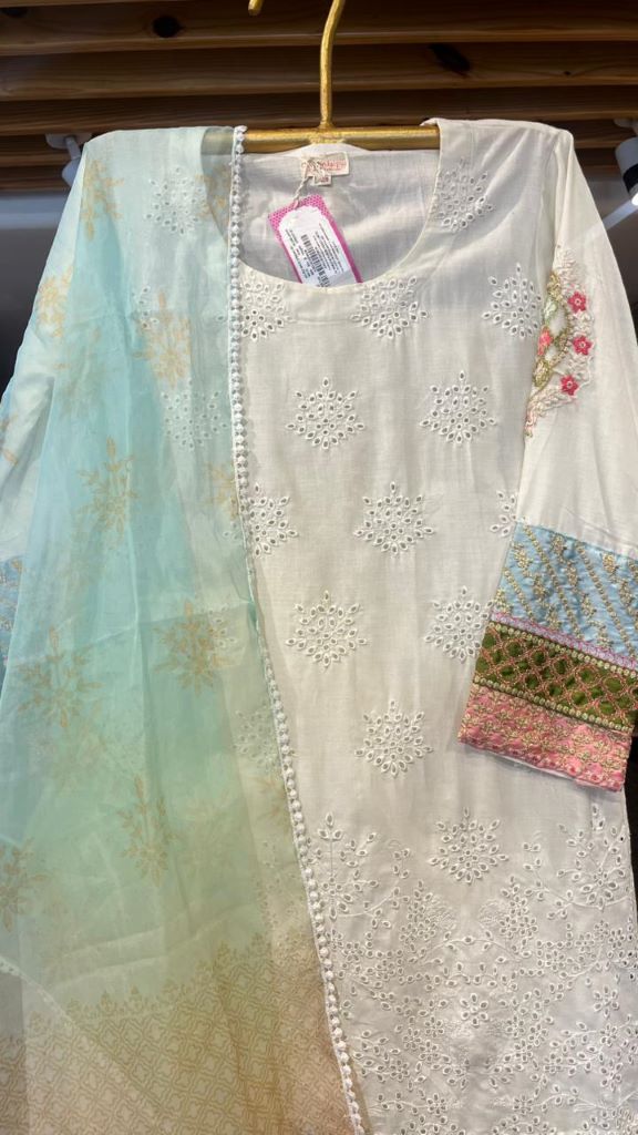 NEELA WHITE STRAIGHT SET