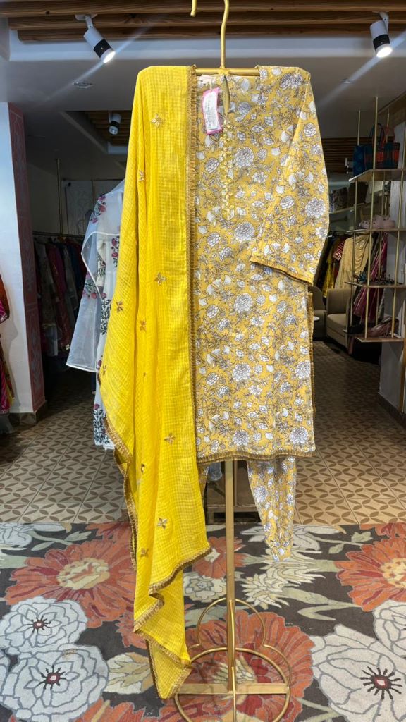 MARIGOLD YELLOW STRAIGHT SET