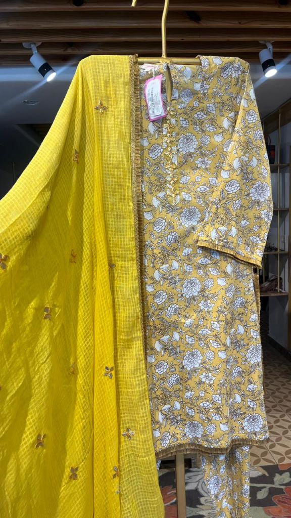 MARIGOLD YELLOW STRAIGHT SET