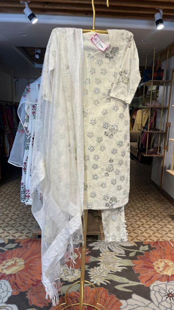 REET WHITE STRAIGHT SET