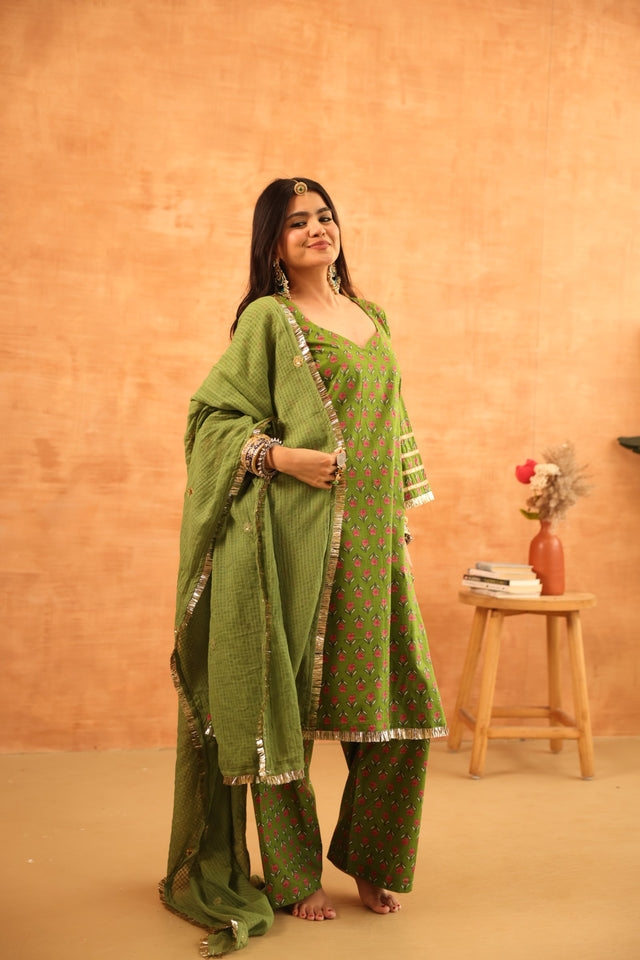 Rumi Green Cotton Taari Lace Straight Kurta Set With Doriya Dupatta - view 2