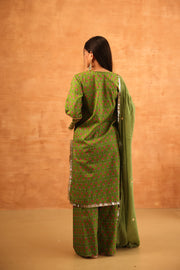 Rumi Green Cotton Taari Lace Straight Kurta Set With Doriya Dupatta - view 5