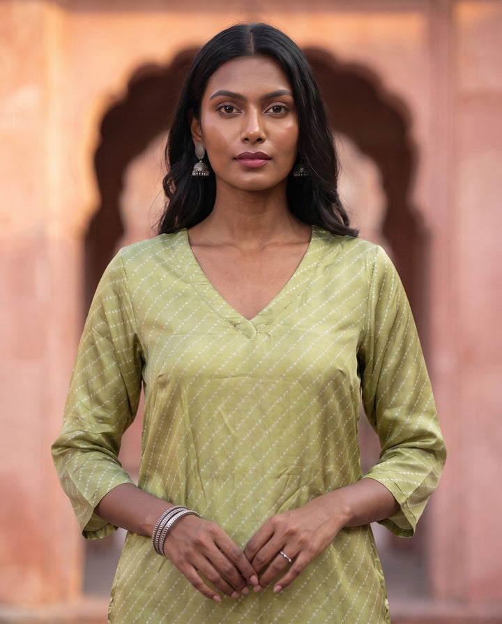 Olive Leheriya Silk Kurta – detail view