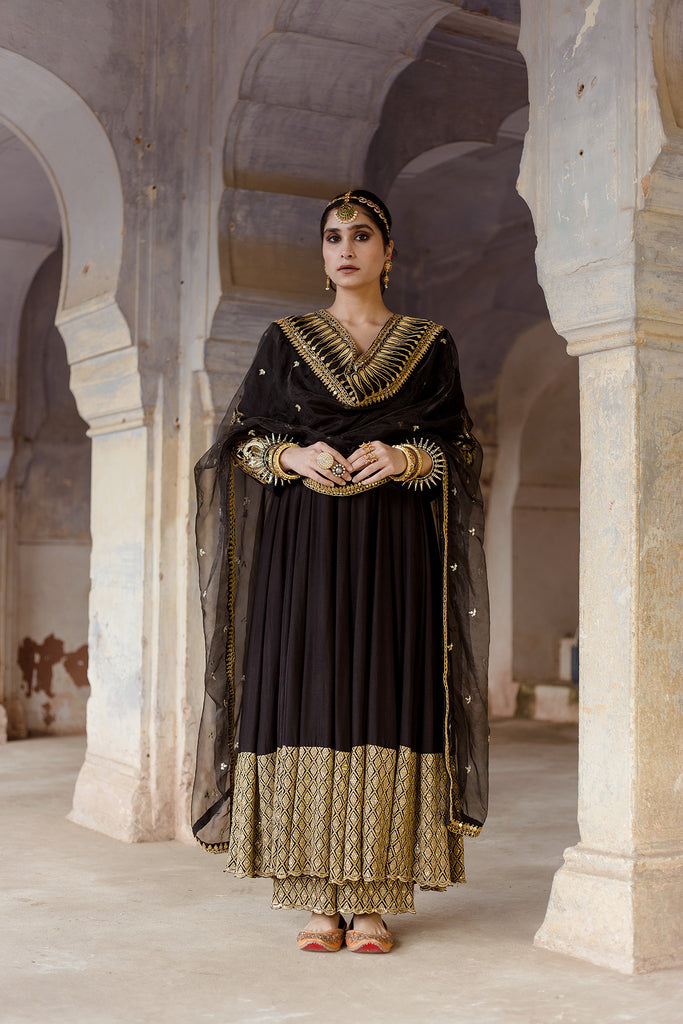 Buy Black Anarkali Dress In Raw Silk With Shaded Bandhani Dupatta Online -  Kalki Fashion