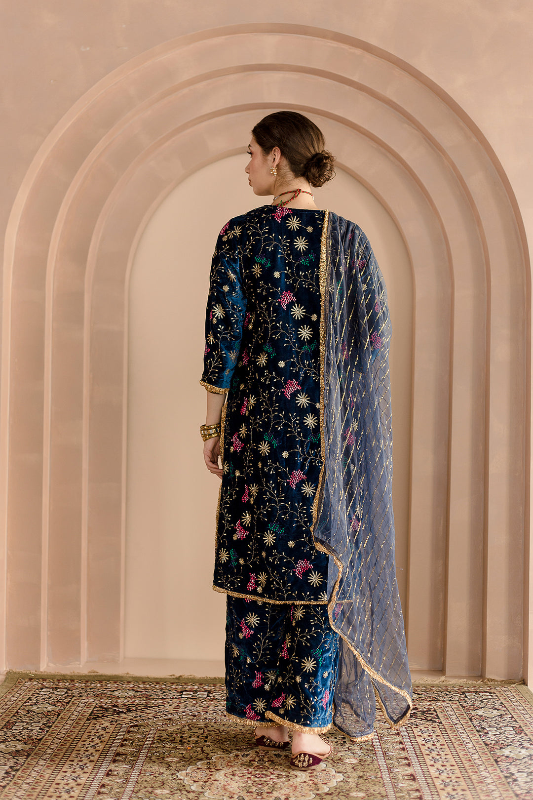RESHAM THREAD DETAILED CHAYA BLUE VELVET SET KURTA WITH ORGANZA DUPATTA