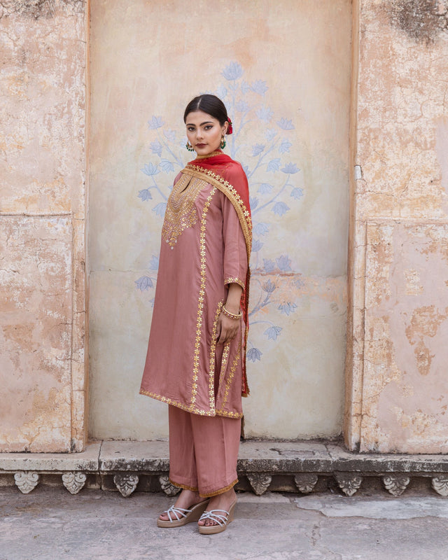Roop Peach Muslin Straight Kurta Set With Organza Dupatta