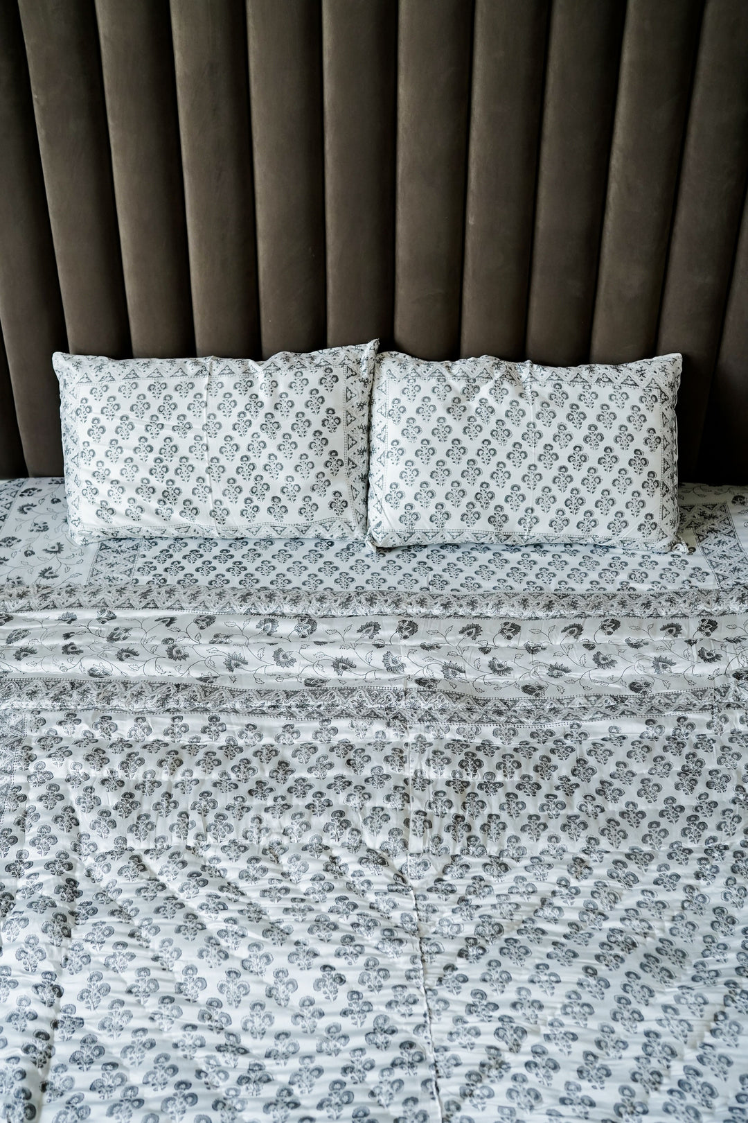 GREY FLOWER JAAL BEDSHEET SET